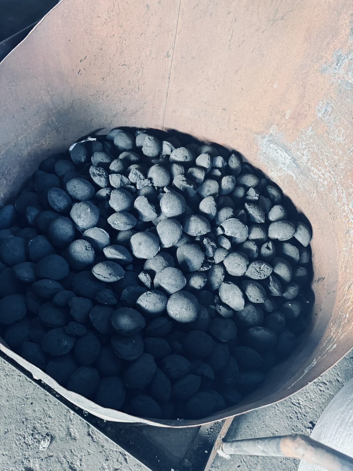 Ore-carbon briquettes